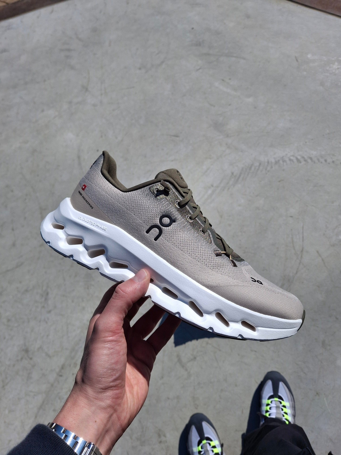 On Cloudtilt 1 'Olive Desert' - Kick Game