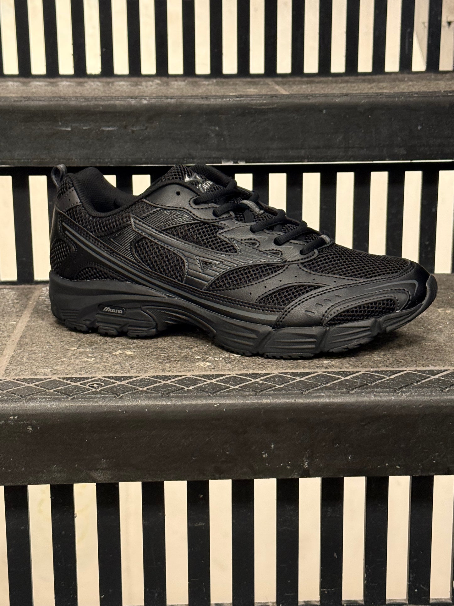 Mizuno MXR Sport 'Black' - Kick Game
