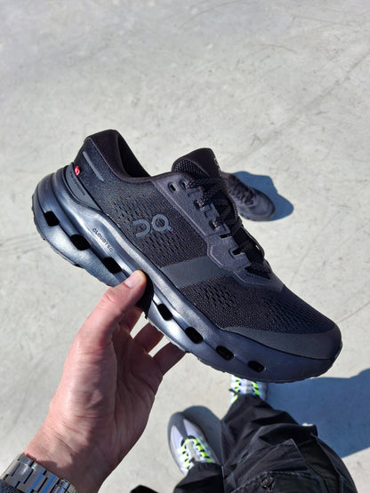 On Cloudrunner 3 'Black Black' - Kick Game