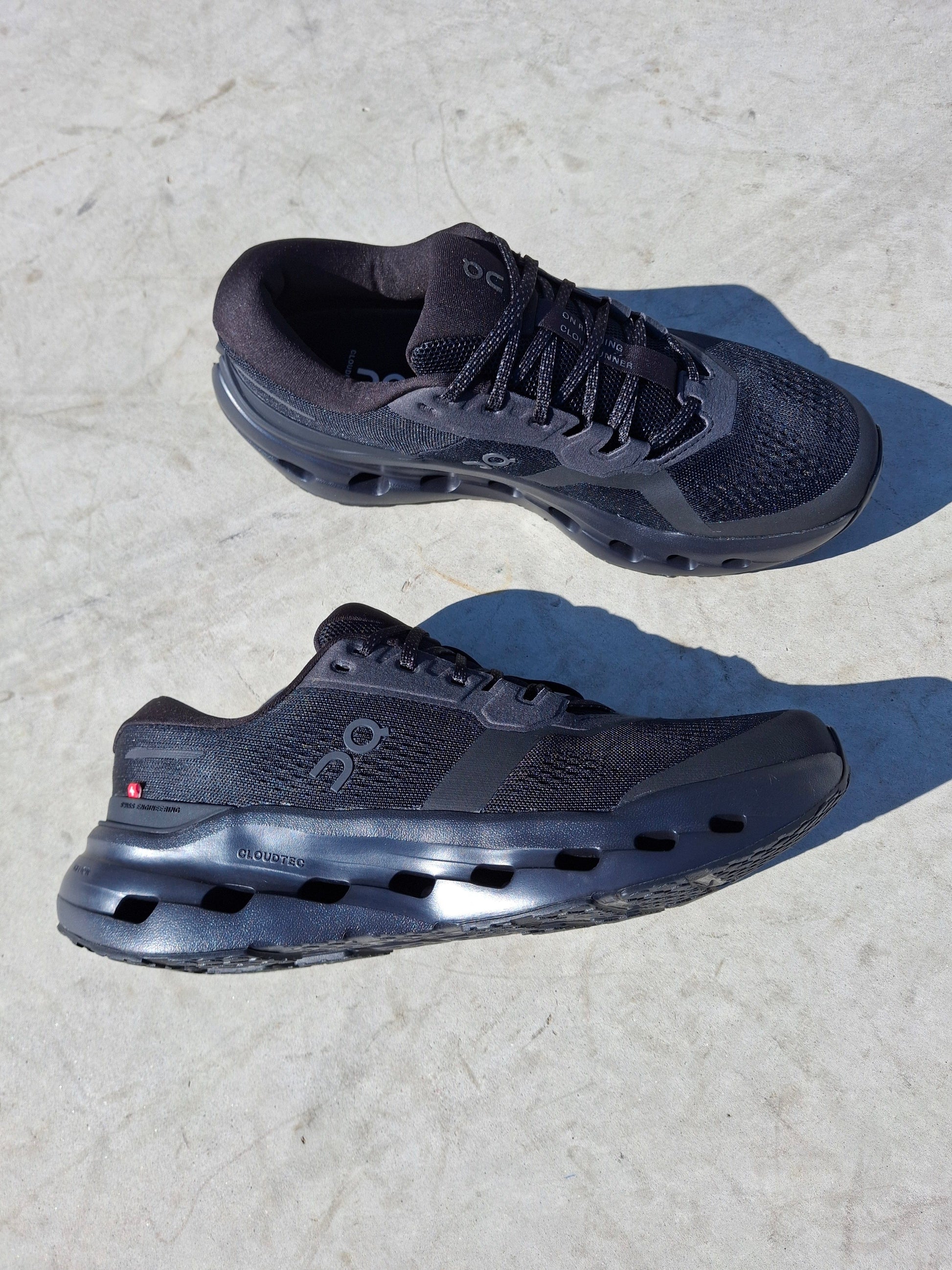 On Cloudrunner 3 'Black Black' - Kick Game