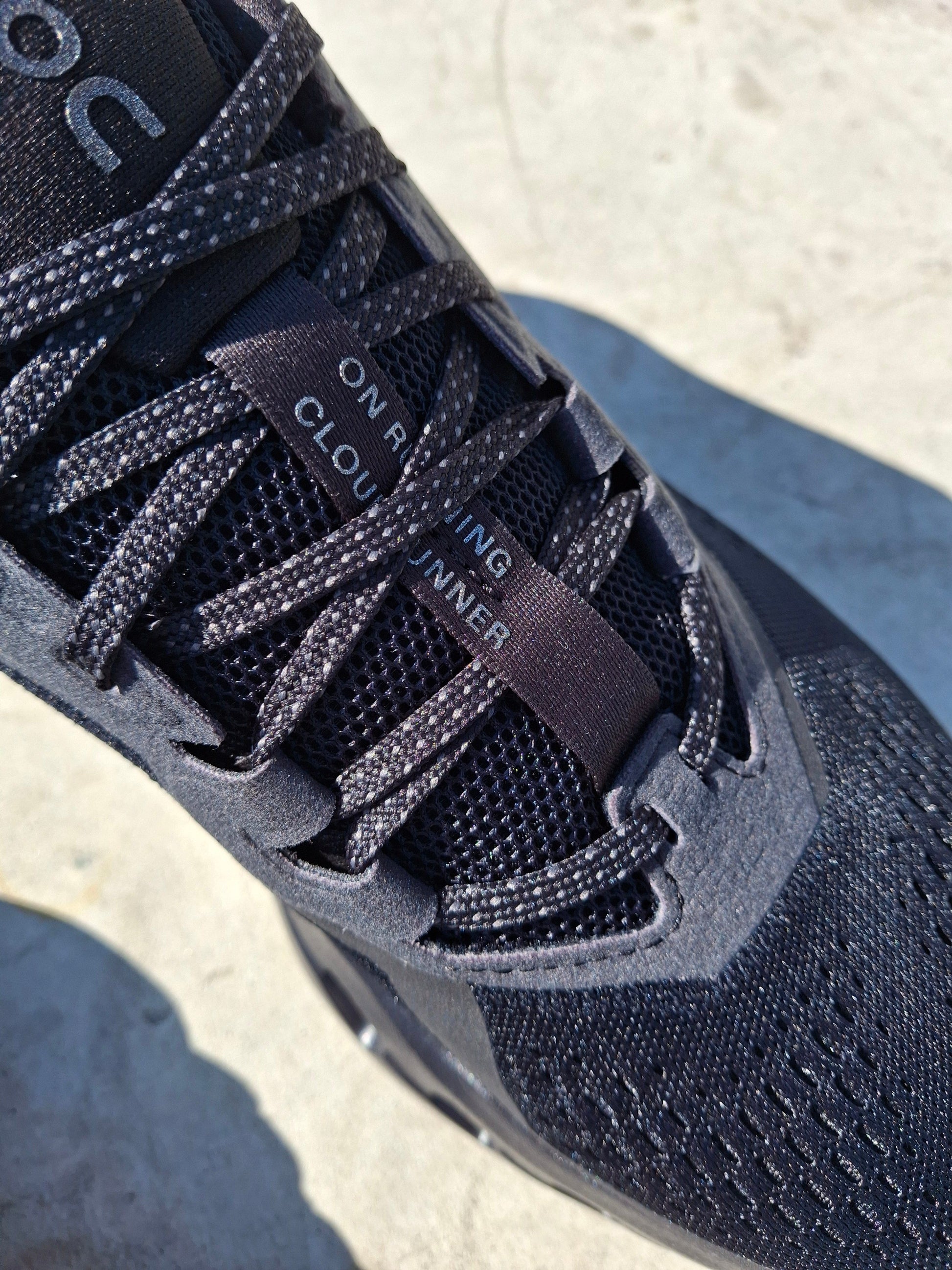 On Cloudrunner 3 'Black Black' - Kick Game