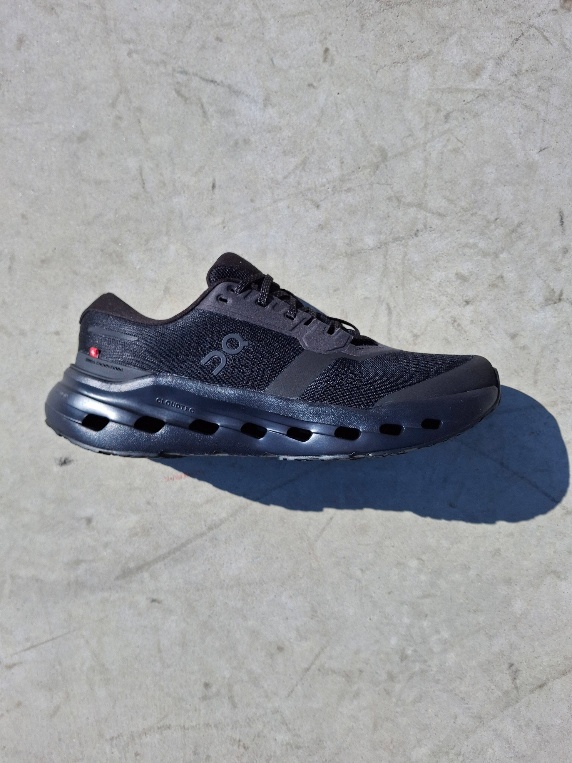 On Cloudrunner 3 'Black Black' - Kick Game