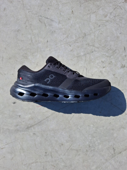 On Cloudrunner 3 'Black Black' - Kick Game