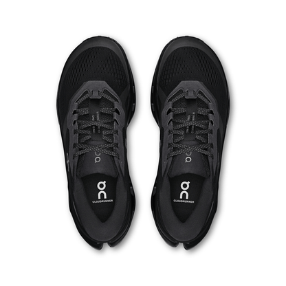 On Cloudrunner 3 'Black Black' - Kick Game