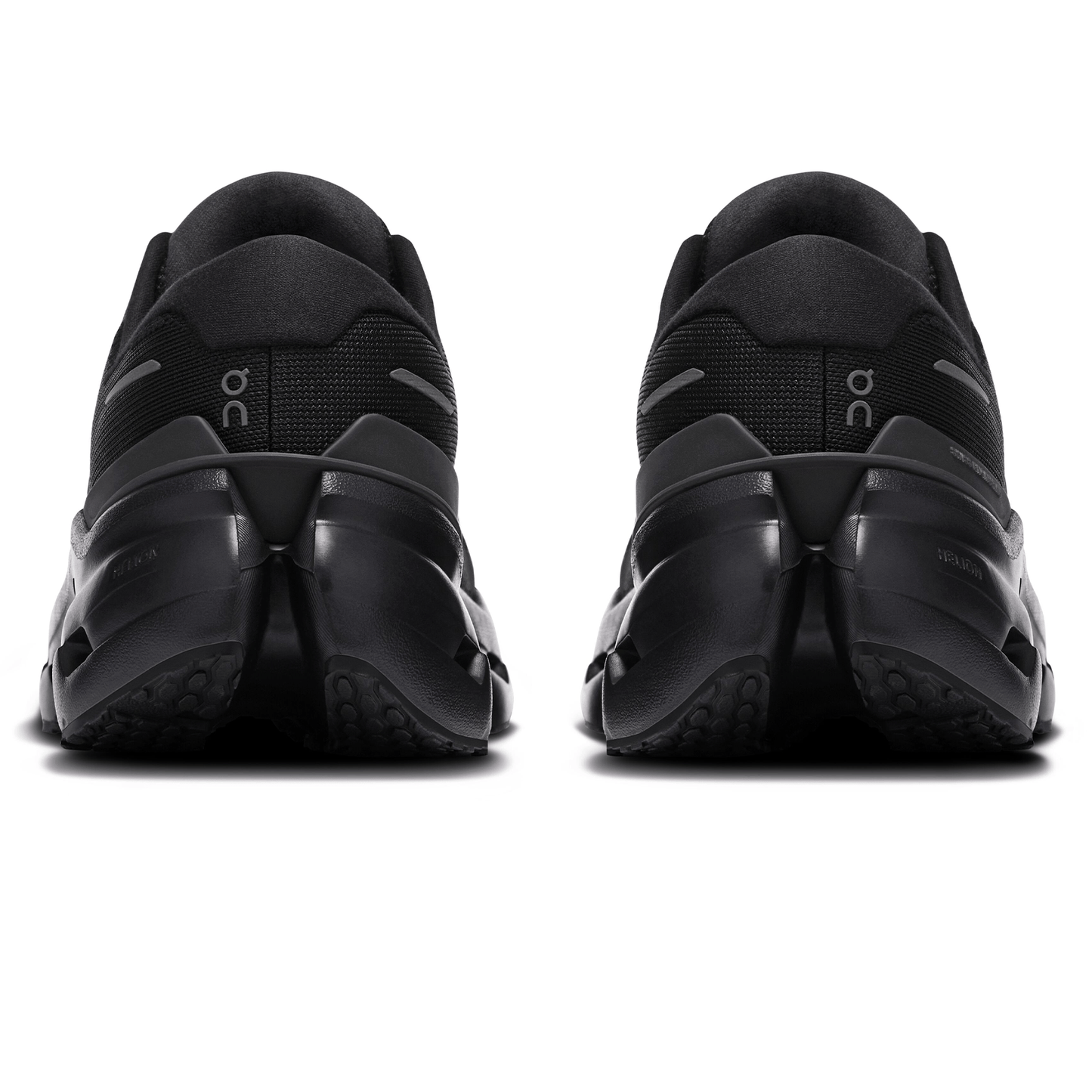 On Cloudrunner 3 'Black Black' - Kick Game