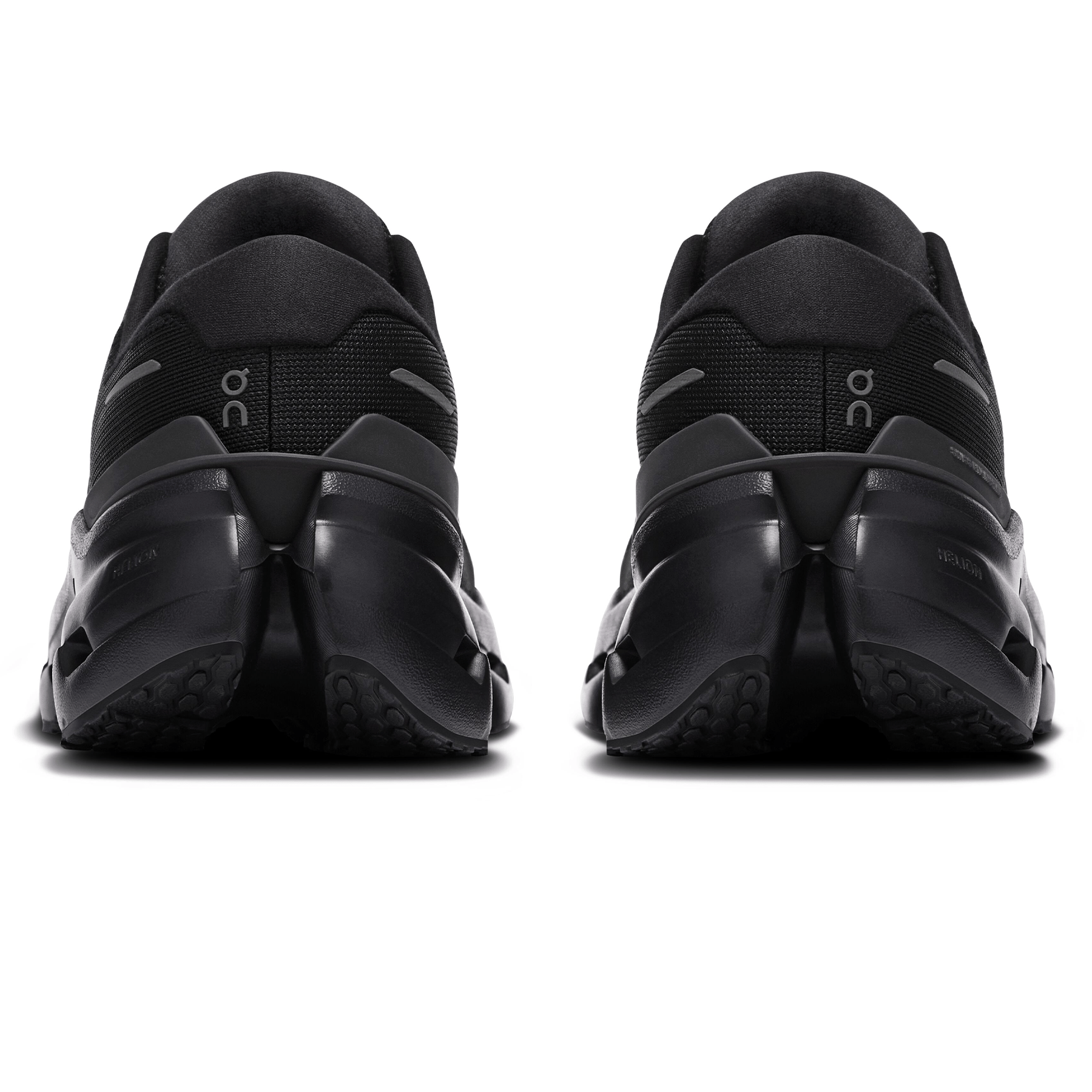 On Cloudrunner 3 'Black Black' - Kick Game