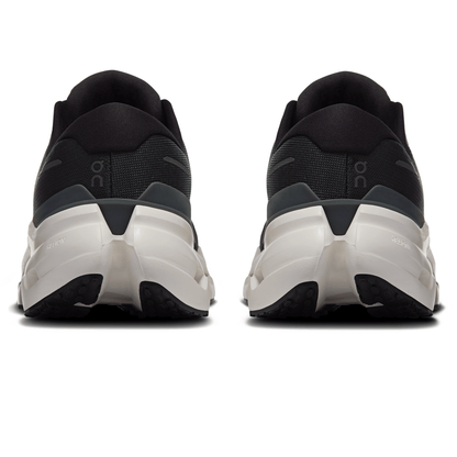 On Cloudrunner 3 'Black Ivory' - Kick Game