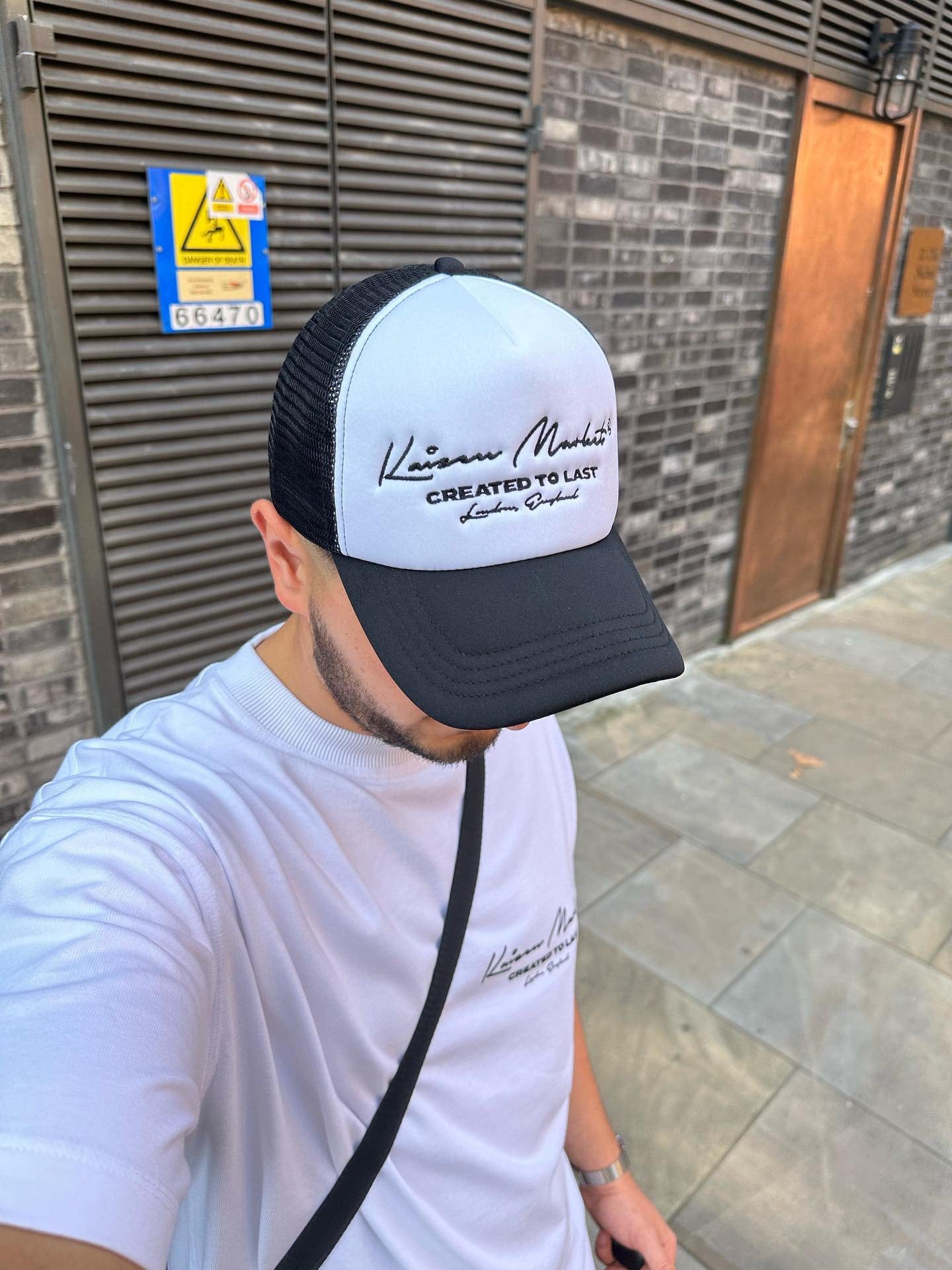 KAIZEN MARKET AUTOGRAPH TRUCKER HAT WHITE - Kick Game