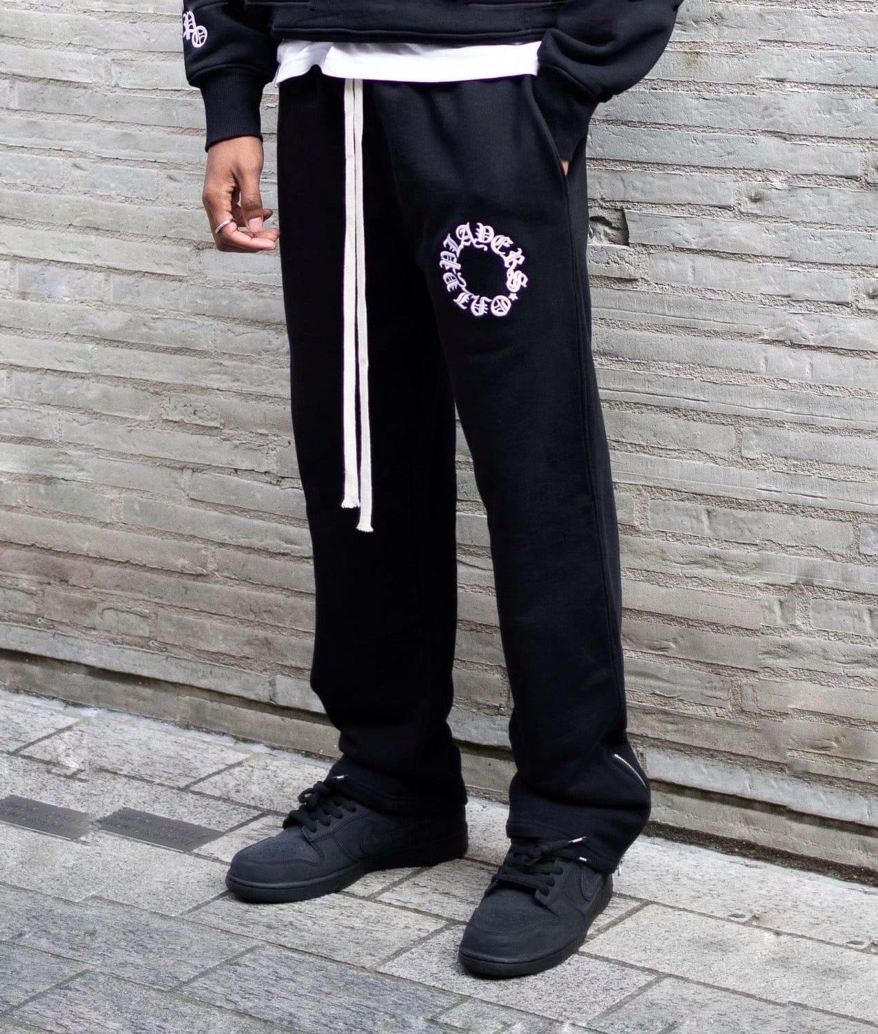 PLAYERS ONLY BLACK EMBROIDERED SWEATPANTS - Kick Game
