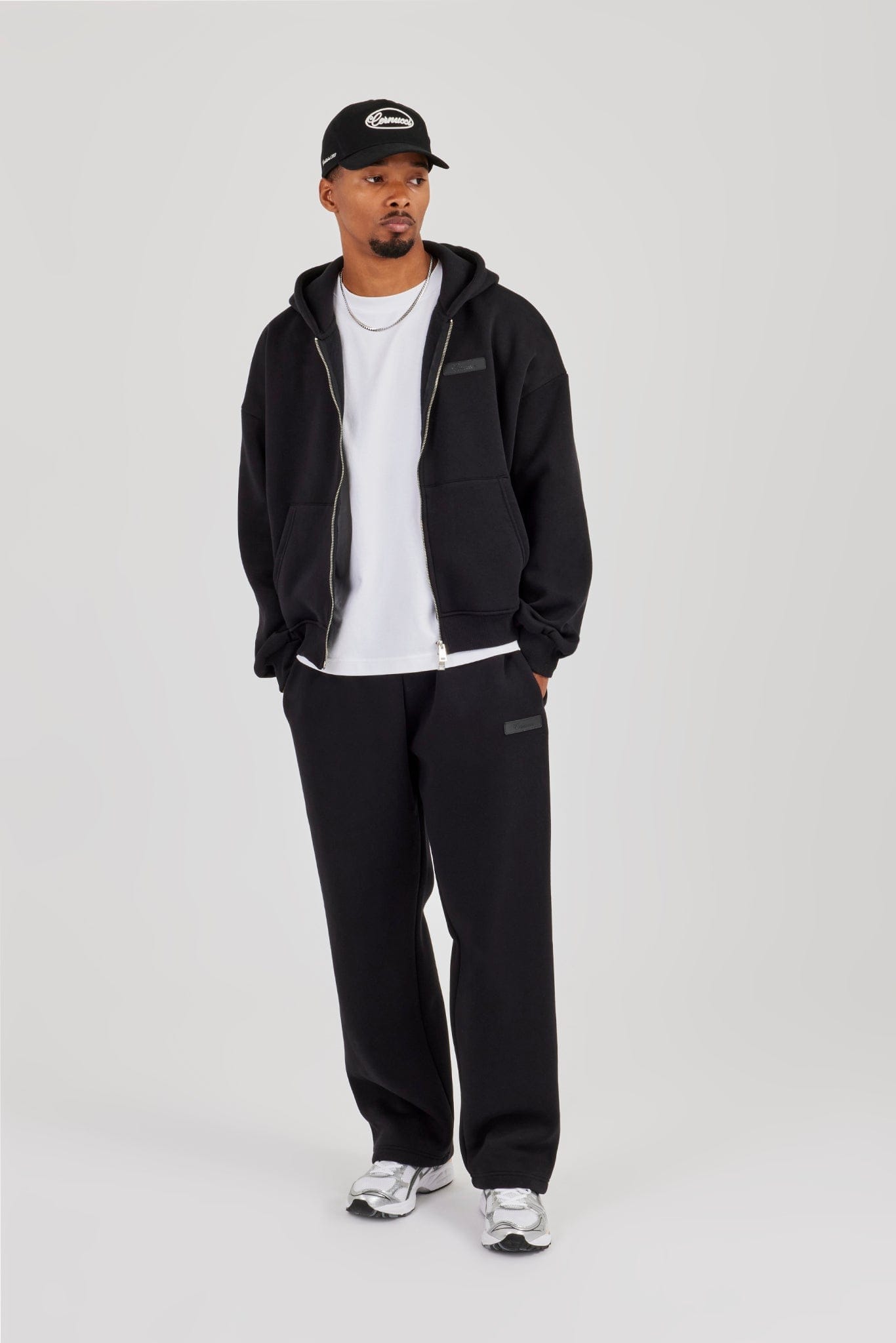 Logo Tab Relaxed Jogger  Black - Kick Game