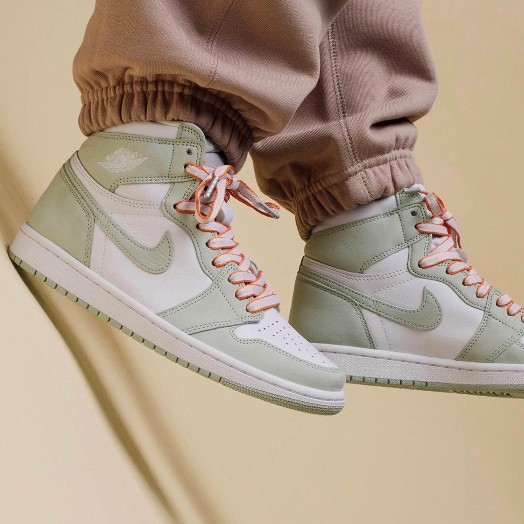 Air Jordan 1 Retro High Wmns OG 'Seafoam' - Kick Game