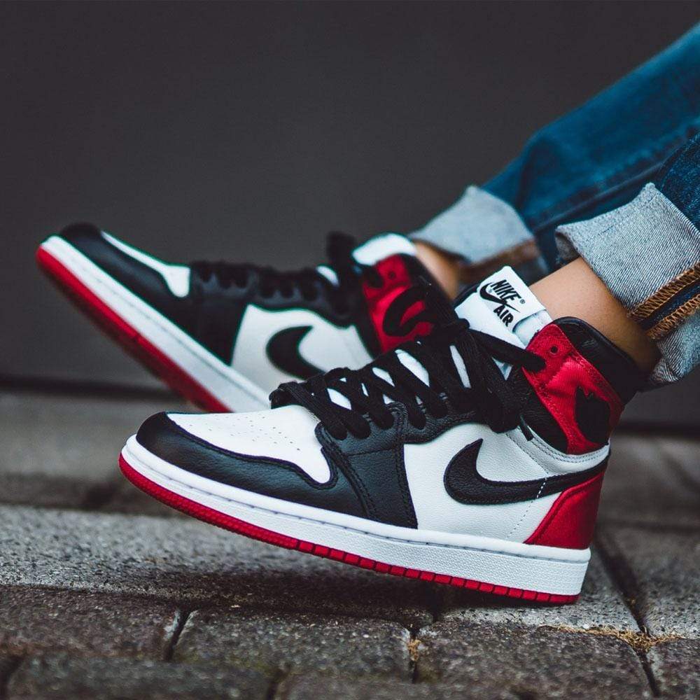 AIR JORDAN 1 SATIN “BLACK TOE”