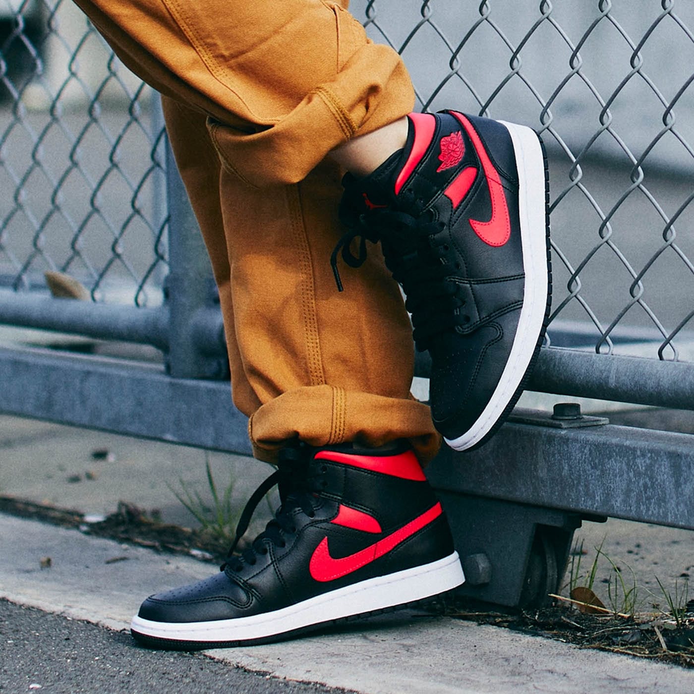 Air Jordan 1 Wmns Mid Siren Red