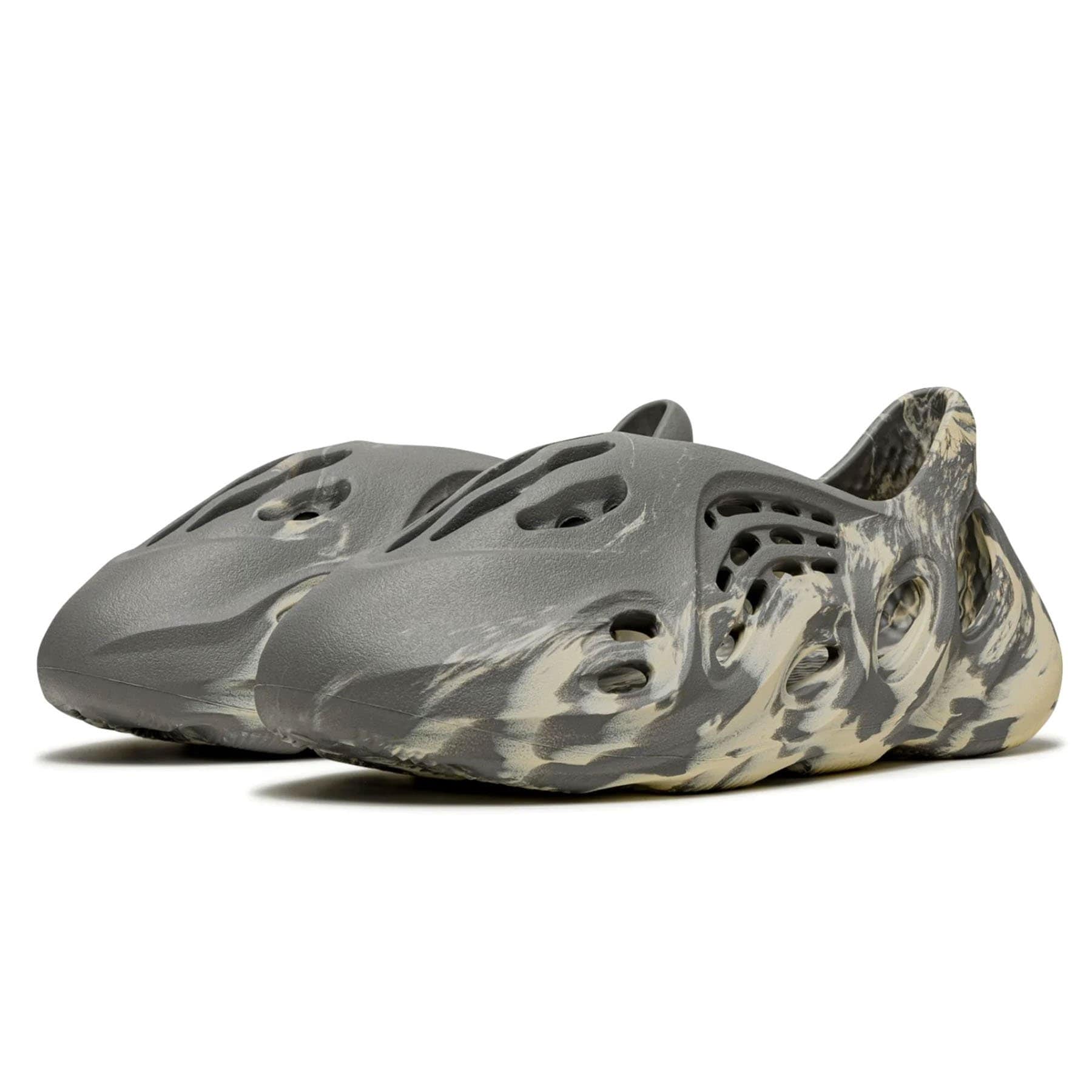 靴 yeezy form runner Adidas Yeezy Foam Runner cut-out Sneakers | Grey | FARFETCH GE